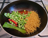 Foto del paso 3 de la receta: Fideos con salmón y gambas