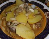 Foto del paso 5 de la receta: Patatas guisadas con chirlas y calamar