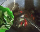 Foto langkah ke 2 dari resep Sayur timun telor kuah.