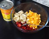 صورة لخطوة 1 من وصفة سلطة الفواكه الموسمية 🍒🍓🍌🍍🍑