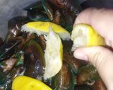 Foto langkah ke 1 dari resep Kerang hijau Saus Padang.