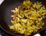 รูปขั้นตอนการทำที่ 3 ของ ผักกาดดองผัดไข่