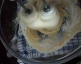 Foto langkah ke 5 dari resep Chocolate Marble Cheesecake.