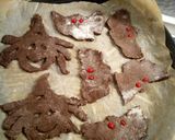 Foto del passaggio 8 della ricetta Pipistrelli e ragni Halloween. Biscotti alla banana e cacao