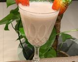 A picture of step 2 of Strawberry n banana shake🍓❤️.