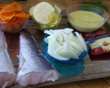 Foto del paso 1 de la receta: Merluza al horno en cama de zanahoria, zapallitos y cebolla caramelizada