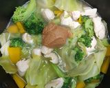 รูปขั้นตอนการทำที่ 3 ของ มิโซะซุปผักและฟักทองใส่อกไก่