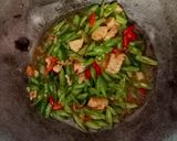 Foto langkah ke 4 dari resep Tumis Luncheon Ayam dan Buncis.