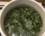 A picture of step 2 of Green beans with potatoes and eggs.