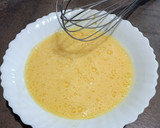 Foto del paso 2 de la receta: Tortilla francesa jugosa de cebolleta, queso y atún