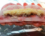 Foto del paso 2 de la receta: Redondo de pavo relleno de jamón y queso en salsa de piquillo (freidora de aire)