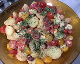 Une image de l'étape 9 de Salade de pommes de terre aux tomates, poivrons, artichauts et olives.