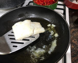 Foto del paso 2 de la receta: Bacalao y merluza con tomate ensayando para Semana Santa