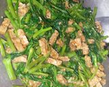 Foto langkah ke 2 dari resep Cah kangkung teriyaki bawang.