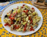 Une image de l'étape 16 de Salade tiède de poivrons rouges, pommes de terre, harengs et olives.