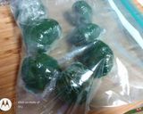 A picture of step 4 of Frozen Spinach Balls.