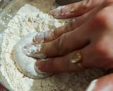 A picture of step 3 of Phulka Roti.