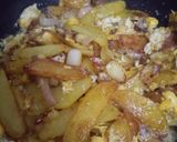 Gambar langkah 3 resipi Kentang Goreng Telur Hancur.