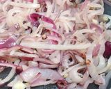 Hình bước làm 2 của món Bánh Nướng Nhân Nấm Rừng, Hành Tây, Olive Đen Và Cá Cơm Muối