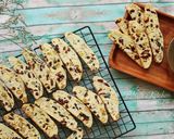 Hình bước làm 4 của món Biscotti vị hạnh nhân, cranberry, hạt dẻ cười
