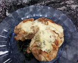 Foto del paso 5 de la receta: Pollo con roquefort sobre colchón de acelga. 😁
