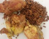 Foto langkah ke 5 dari resep Ayam Goreng Kremes Telur.