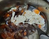 Foto langkah ke 5 dari resep Sup Kimlo Kembang Tahu Simple.