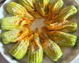 Foto del passaggio 5 della ricetta Fiori di Zucchina Ripieni al Tonno
