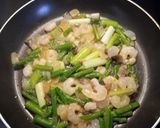 Foto del paso 3 de la receta: Tortilla de ajos tiernos, espárragos trigueros, gambas y atún