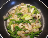 Foto del paso 3 de la receta: Tortilla de ajos tiernos, espárragos trigueros, gambas y atún