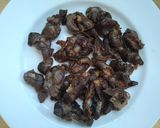 A picture of step 4 of Fried chicken gizzards in lard.