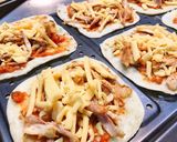 Hình bước làm 5 của món Taco Gà Xé Size Mini