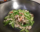 蝦仁炒西洋芹的食譜步驟3照片