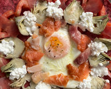 Foto del paso 7 de la receta: Ensalada de tomate sobre tortilla de remolacha