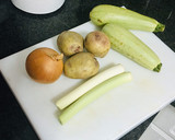 Foto del paso 1 de la receta: Crema de papas y calabacín