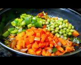 A picture of step 2 of Mixed vegetable vermicelli upma.