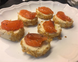 Foto del paso 2 de la receta: Canapés de queso con piña, salmón y granada