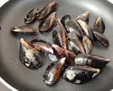 Foto del paso 3 de la receta: Berenjenas rellenas de aprovechamiento 🍆🦪🍗