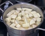 Hình bước làm 2 của món Canh Khoai Giao Hầm Xương