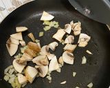 Foto langkah ke 3 dari resep Creamy Chicken Mushroom Pasta MPASI.