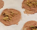Foto langkah ke 7 dari resep Pistachio Chocolate Crispy Gluten Free.