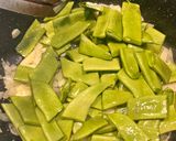 A picture of step 3 of Loubieh bi zeit 🇱🇧 Green beans in olive oil.