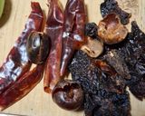 Foto del paso 2 de la receta: Carne de cerdo a los tres chiles