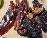 Foto del paso 2 de la receta: Carne de cerdo a los tres chiles