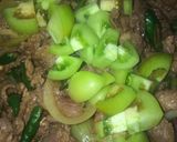 Foto langkah ke 4 dari resep Oseng Daging Sapi Cabe Ijo.