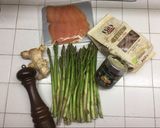 Foto del passaggio 1 della ricetta Penne di farro con pesto di pistacchi, asparagi e salmone affumicato