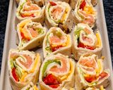 Une image de l'étape 4 de Wraps saumon crudités cheddar.