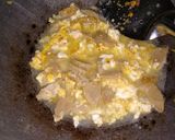 Foto langkah ke 3 dari resep Tumis pakcoy campur telur.