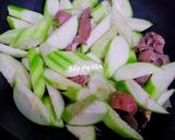 Hình bước làm 3 của món Tim heo xào mướp