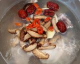 Foto langkah ke 4 dari resep Snow ear mushroom chicken soup (sup ayam obat cina).